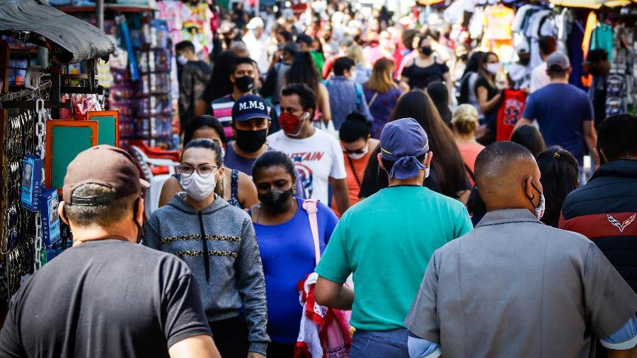 Brasil ainda está longe de superar 1ª onda da covid-19, dizem analistas